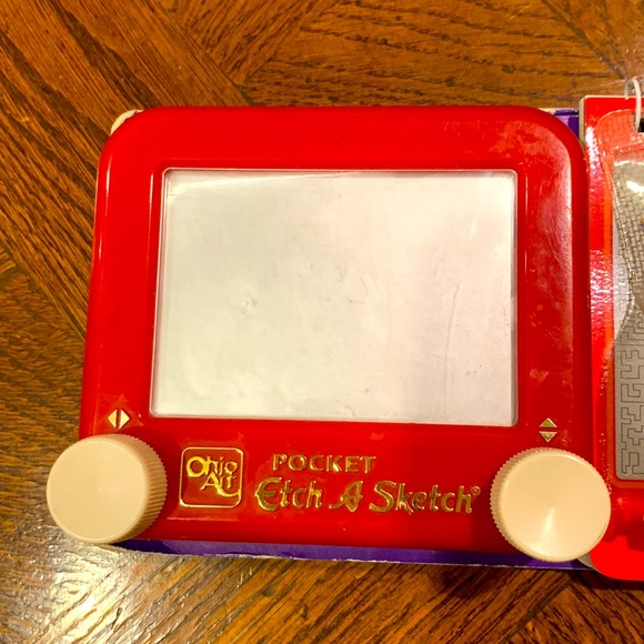 POCKET ETCH A SKETCH WITH BOOK - Picture 2 of 4